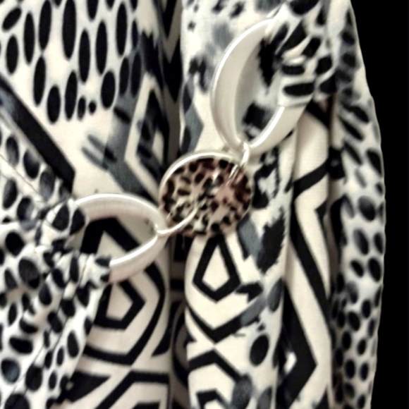 Notations Short Sleeve Animal Print Built in tank top Blouse - Picture 4 of 5